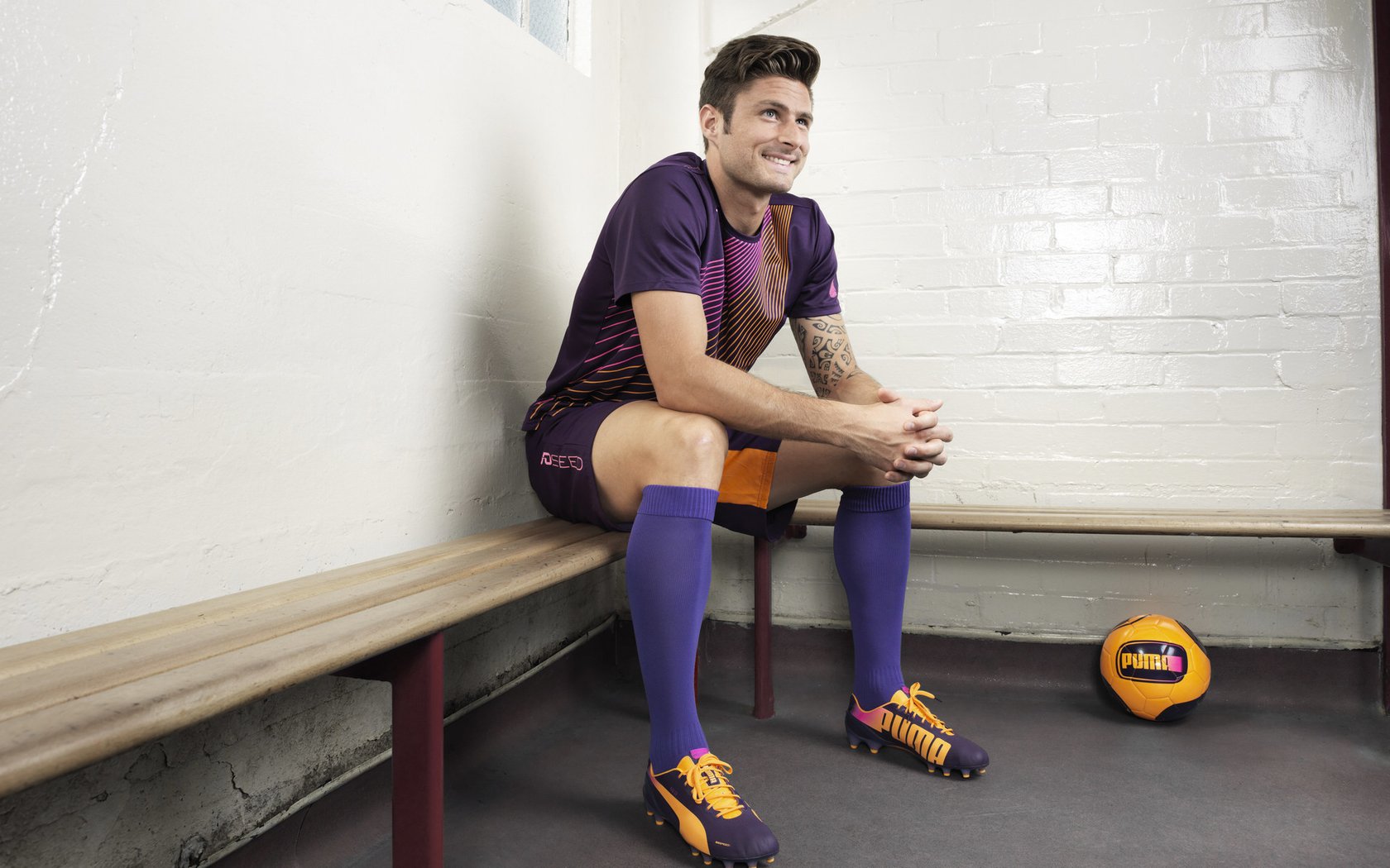 76人vs吉林队,当篮球豪门踢起足球,跨界狂欢还是体育革新?